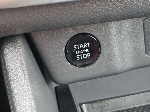 Used 2025 Nissan Rogue S image 12