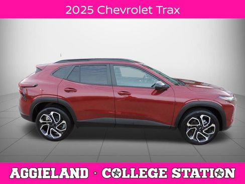Used 2025 Chevrolet Trax RS w/ Sunroof Package FWD image 2
