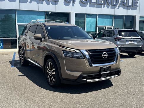 Used 2023 Nissan Pathfinder Platinum w/ Cargo Package AWD/4WD image 3