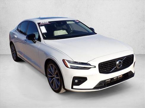 Used 2021 Volvo S60 T5 Momentum w/ Premium Package image 6