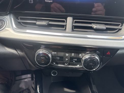 Used 2025 Chevrolet Trax LT w/ LT Convenience Package image 43