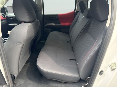 Used 2018 Toyota Tacoma SR5 AWD/4WD image 9