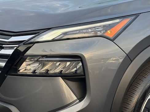 Certified 2025 Nissan Rogue SV image 10