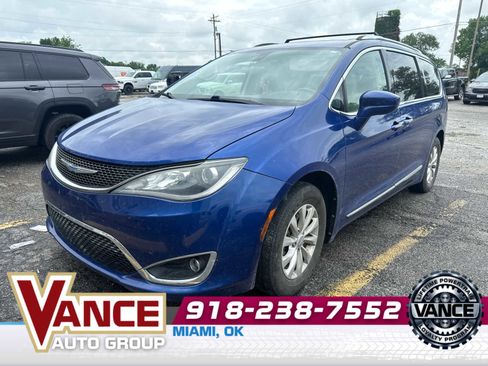 Used 2019 Chrysler Pacifica Touring-L FWD image 1