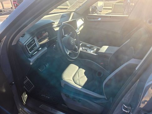 Used 2024 Volkswagen Atlas Peak Edition SE image 15