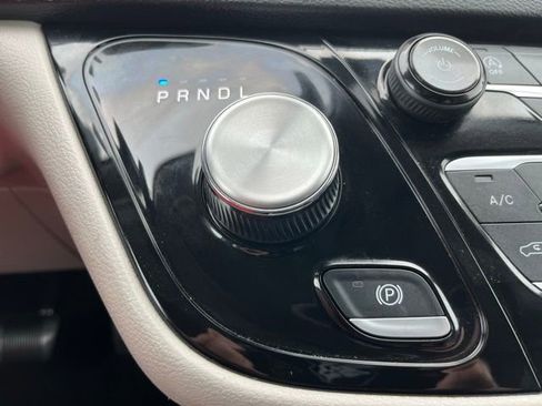 Used 2023 Chrysler Pacifica Touring-L FWD image 24