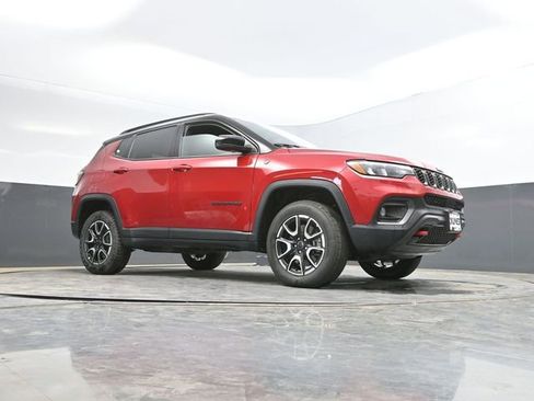Used 2025 Jeep Compass Trailhawk AWD/4WD image 46