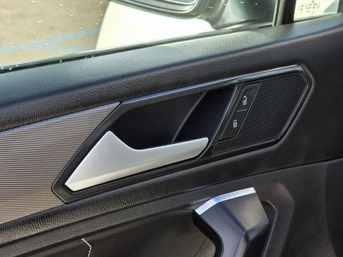 Used 2023 Volkswagen Tiguan SE image 25