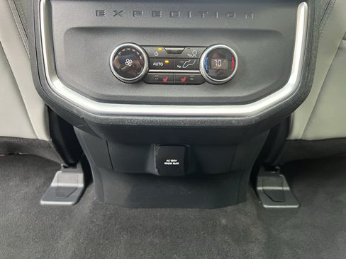 Used 2025 Ford Expedition Platinum AWD/4WD image 48