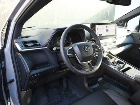 Used 2025 Toyota Sienna XLE Woodland Edition image 14