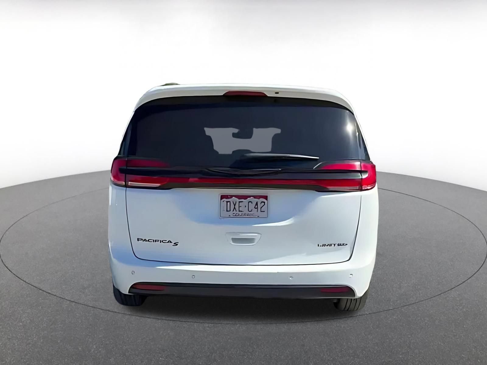 Used 2025 Chrysler Pacifica Limited FWD image 12