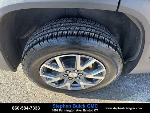 Used 2023 GMC Acadia SLT image 9