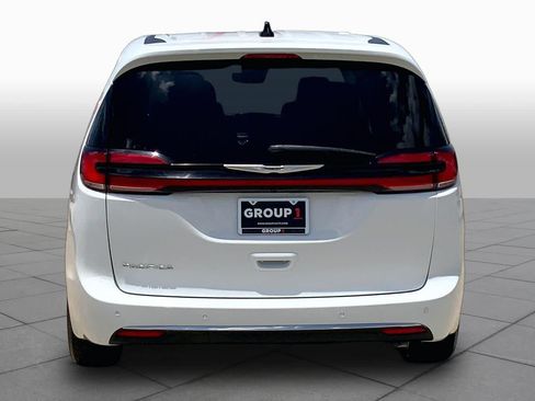 Used 2024 Chrysler Pacifica Touring-L FWD image 5