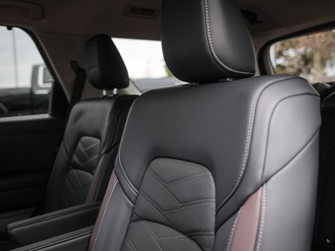 Used 2025 Nissan Pathfinder Platinum image 31