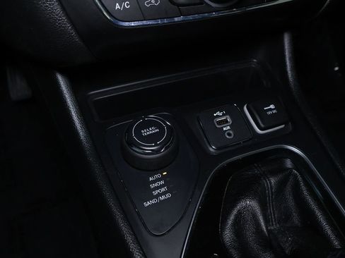 Used 2020 Jeep Cherokee Limited image 36