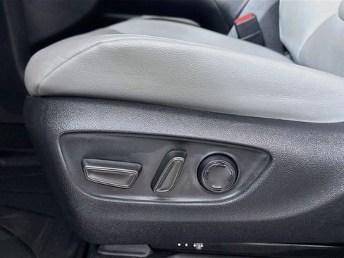 Certified 2025 Toyota Sienna XLE FWD image 30