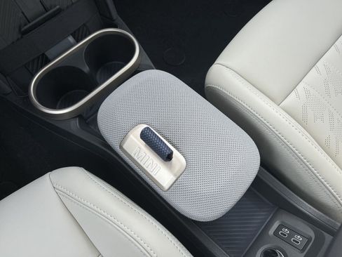 Used 2025 MINI Cooper 2-Door Hardtop image 32