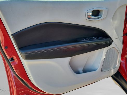 Used 2019 Jeep Compass Latitude image 19