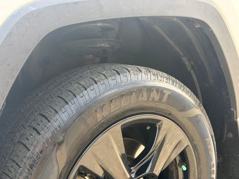 Used 2020 Toyota RAV4 LE AWD/4WD image 11