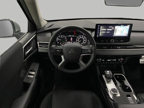 New 2026 Mitsubishi Outlander ES image 12