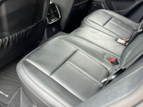 Certified 2025 Porsche Macan AWD/4WD image 19