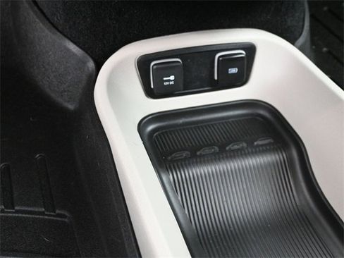 Used 2018 Chrysler Pacifica Touring-L image 14