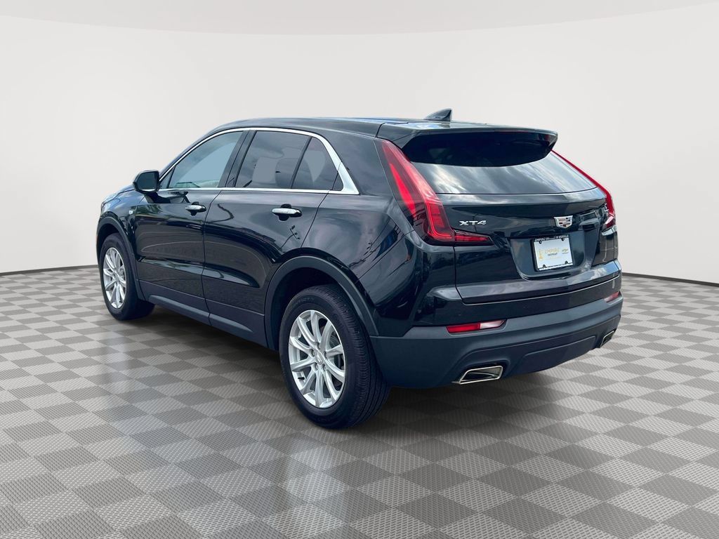 Used 2023 Cadillac XT4 Luxury w/ Cold Weather Package FWD image 5