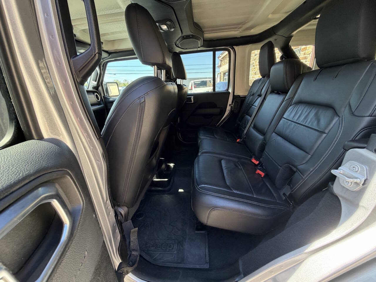 Used 2018 Jeep Wrangler Unlimited Sahara AWD/4WD image 32