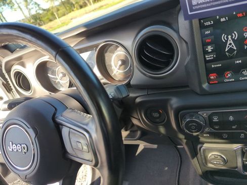 Used 2023 Jeep Gladiator Sport image 24