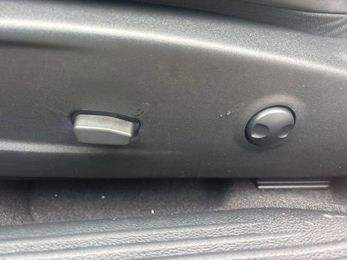 Used 2022 Dodge Challenger SXT w/ Plus Package image 6