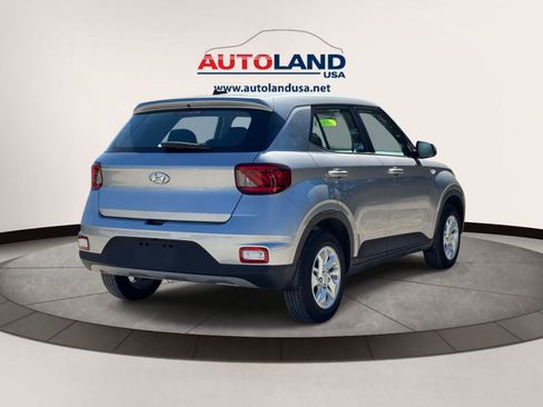 Used 2024 Hyundai Venue SE FWD image 4