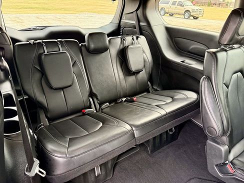 Used 2025 Chrysler Pacifica Select image 19