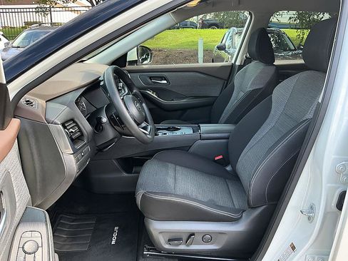 Used 2021 Nissan Rogue SV FWD image 12