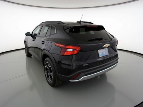 Used 2025 Chevrolet Trax LT w/ LT Convenience Package image 6