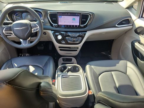 Certified 2024 Chrysler Pacifica Limited FWD image 13