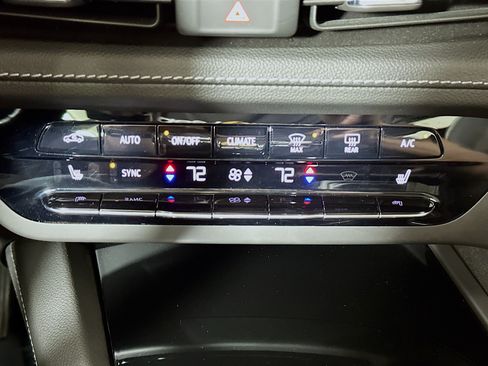Used 2023 Buick Envision Essence AWD/4WD image 15
