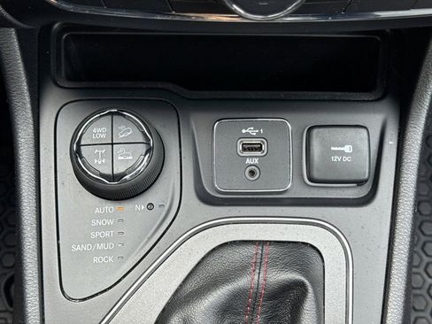 Used 2019 Jeep Cherokee Trailhawk w/ Comfort/Convenience Group AWD/4WD image 36