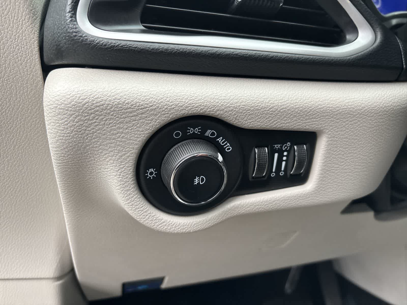 Used 2023 Chrysler Pacifica Touring-L FWD image 11