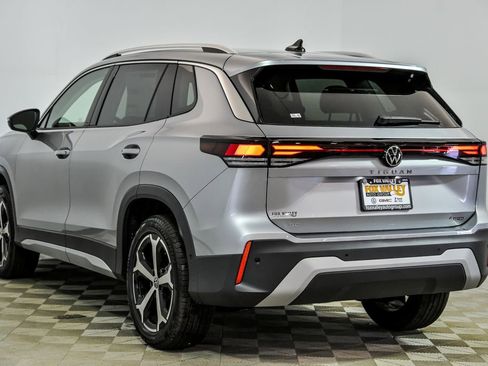 Certified 2025 Volkswagen Tiguan SE w/ Panoramic Sunroof Package AWD/4WD image 4
