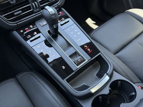 Used 2025 Porsche Macan Loaner image 22