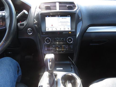 Used 2018 Ford Explorer XLT w/ Equipment Group 202A AWD/4WD image 29