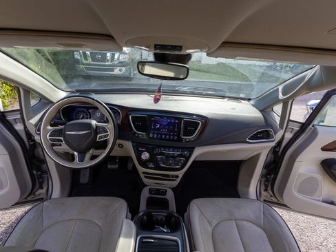 Used 2018 Chrysler Pacifica Limited w/ Advanced Safetytec Group FWD image 17