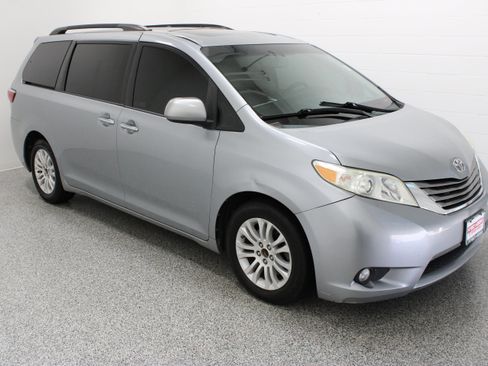 Used 2015 Toyota Sienna XLE Premium FWD image 4