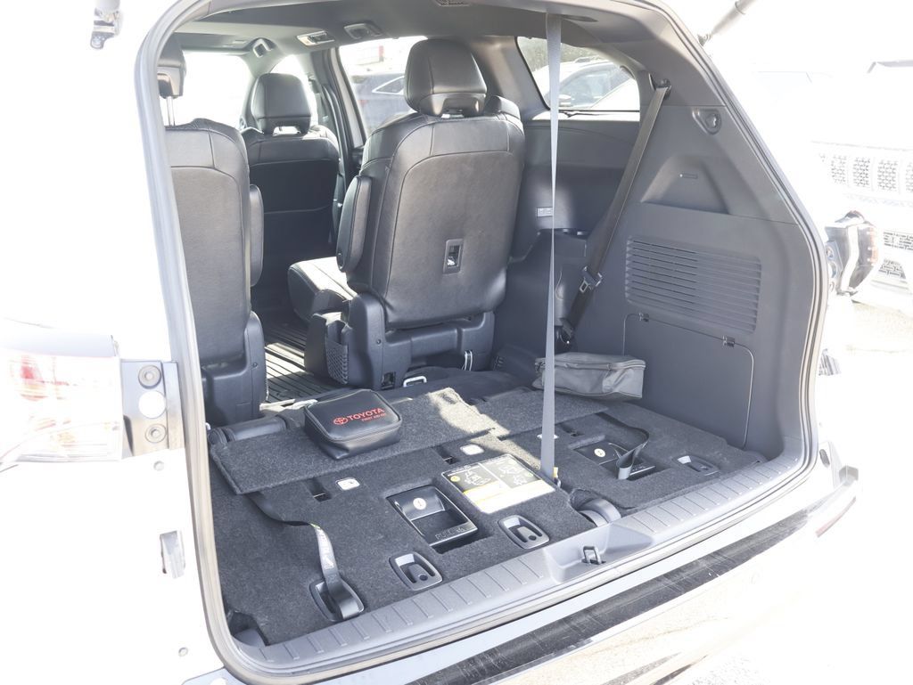 Used 2025 Toyota Sienna Platinum AWD/4WD image 8