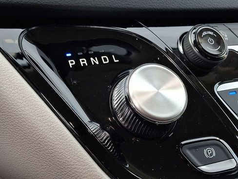 Used 2024 Chrysler Pacifica Touring-L image 14