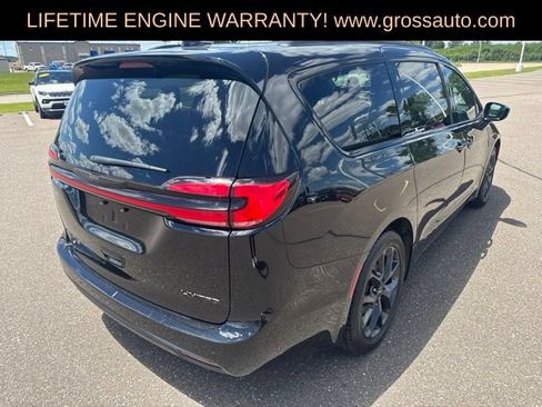 Used 2025 Chrysler Pacifica Limited FWD image 8