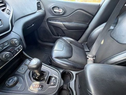 Used 2019 Jeep Cherokee Latitude Plus w/ Cold Weather Group AWD/4WD image 36