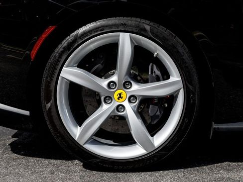 Used 2019 Ferrari Portofino RWD image 35