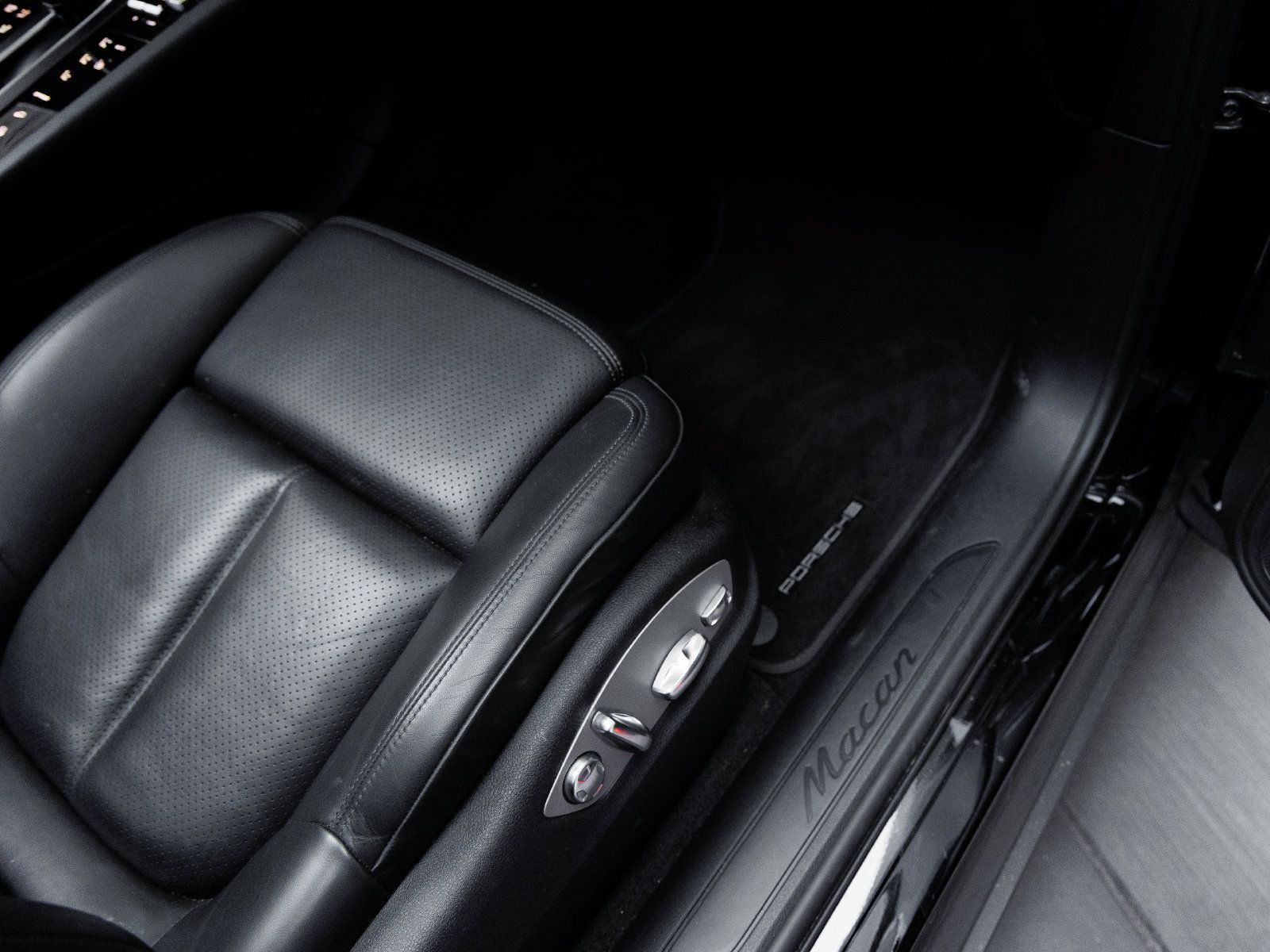 Used 2023 Porsche Macan AWD/4WD image 35