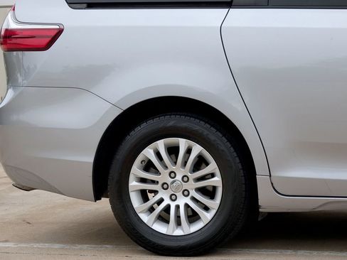 Used 2017 Toyota Sienna XLE FWD image 28